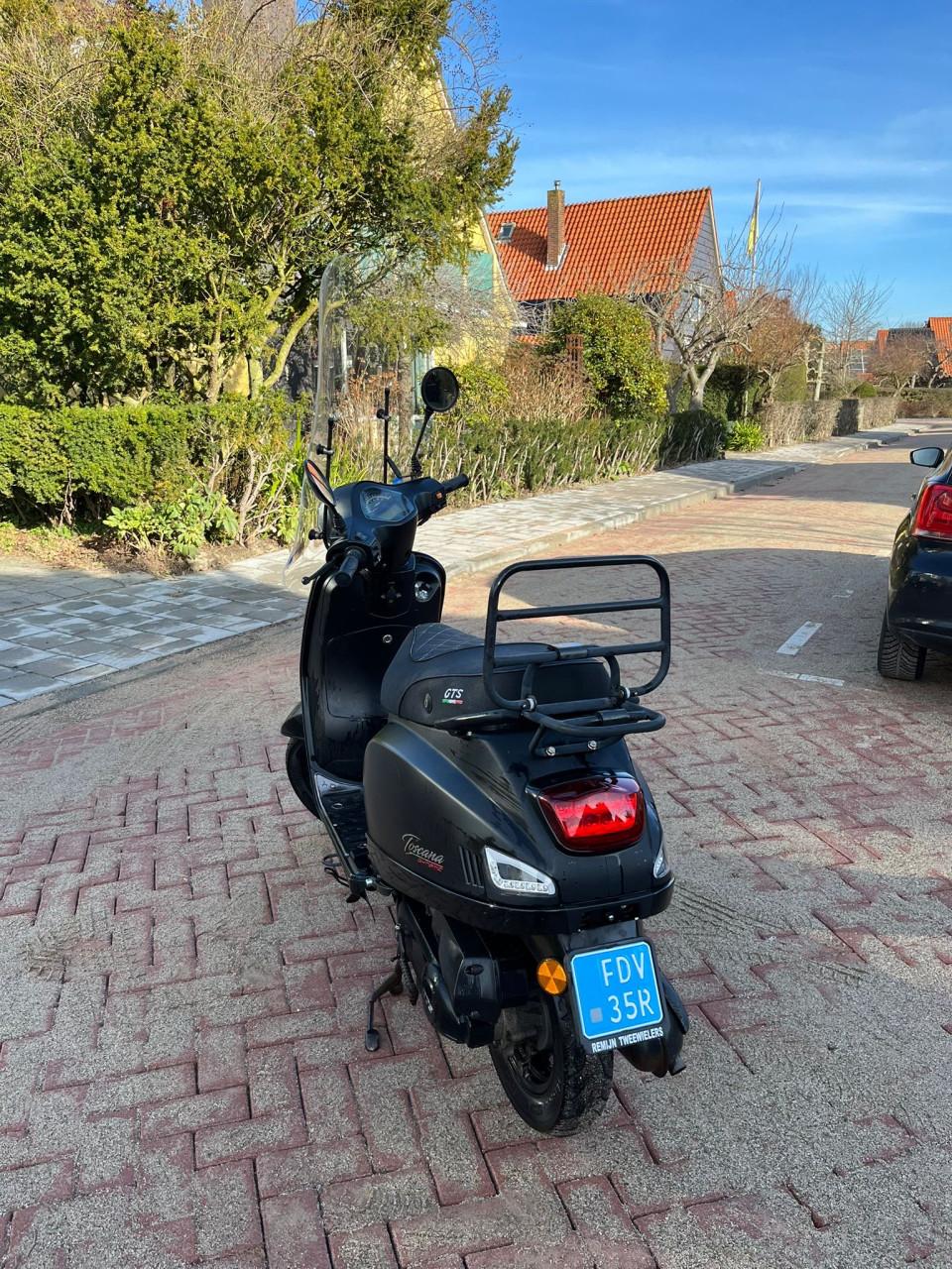 Scooter GTS Toscana Dynamic - blauw kenteken