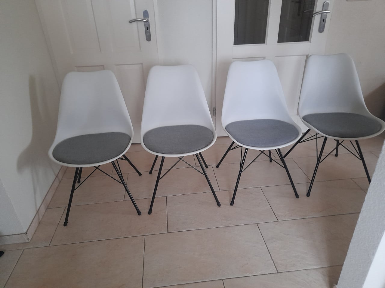 4 Prachtige stoelen (in goede nette staat )  geen vlekken, heel netjes!