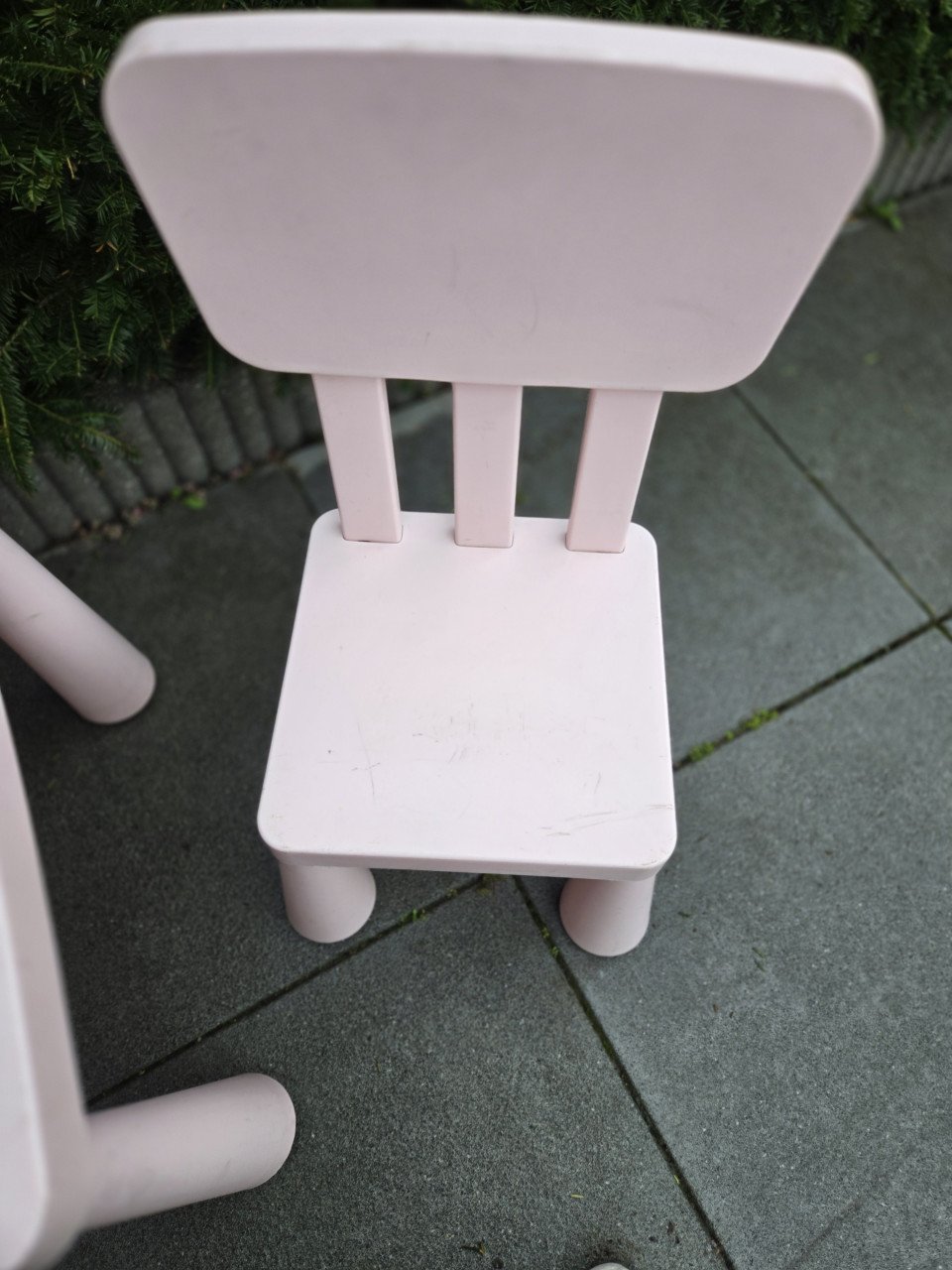 Tafel en 2 stoeltjes Mammut serie Ikea in roze Tafel 77x55 cm