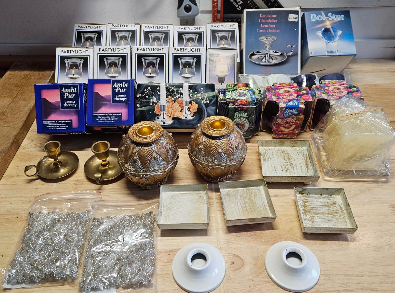 Kaarsen, kandelaars, serviesgoed, karaffen en glaswerk