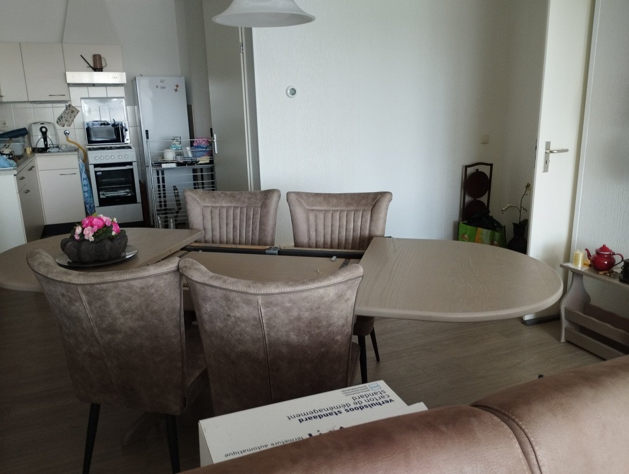 Eetkamertafel en stoelen