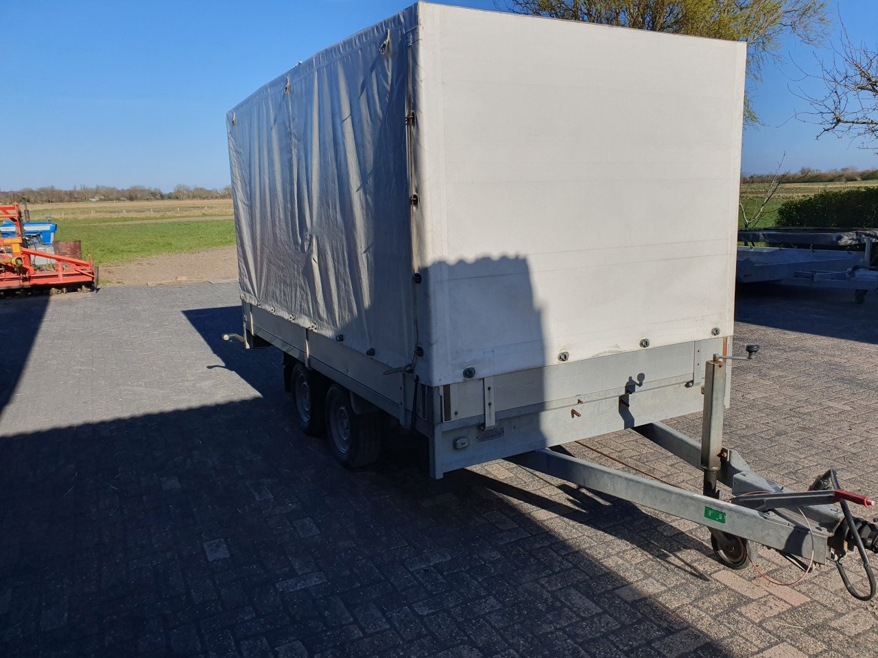 Aanhanger met huifopbouw