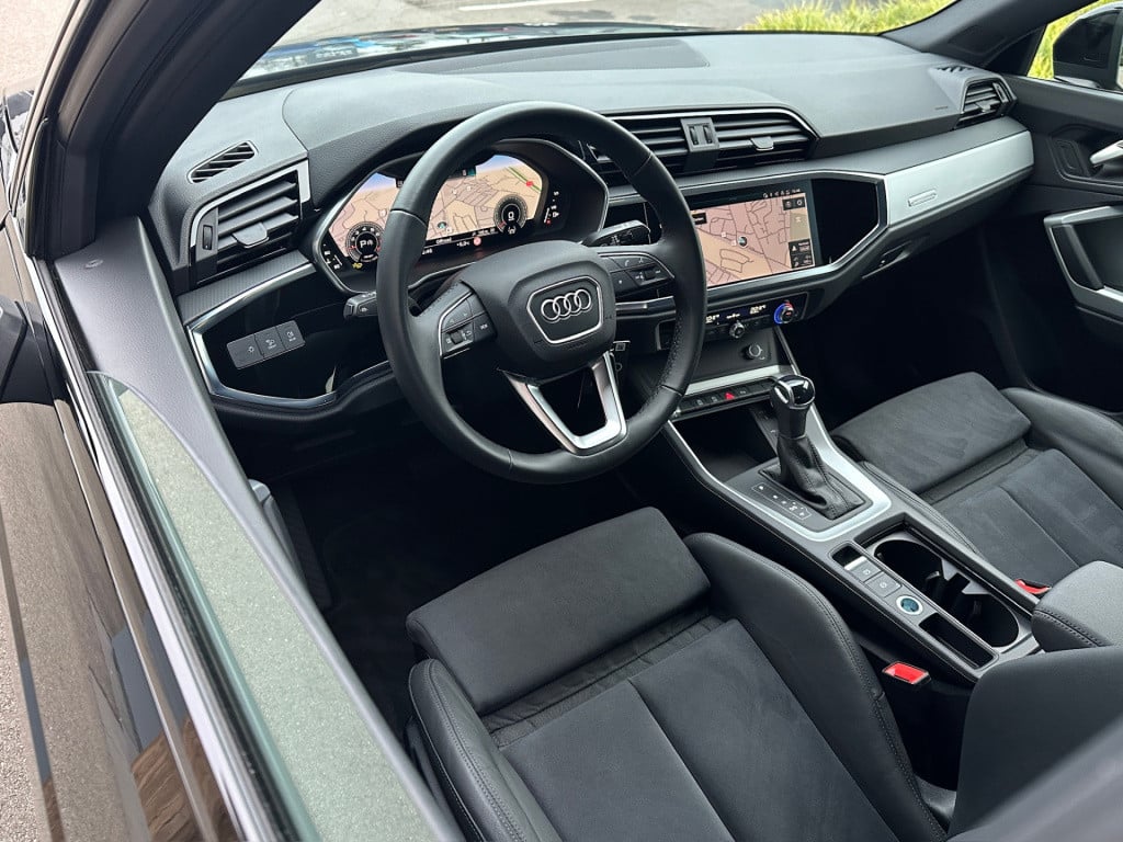 Audi Q3 35 tfsi s-line | panoramadak | zwart optiek | trekhaak | camera | e