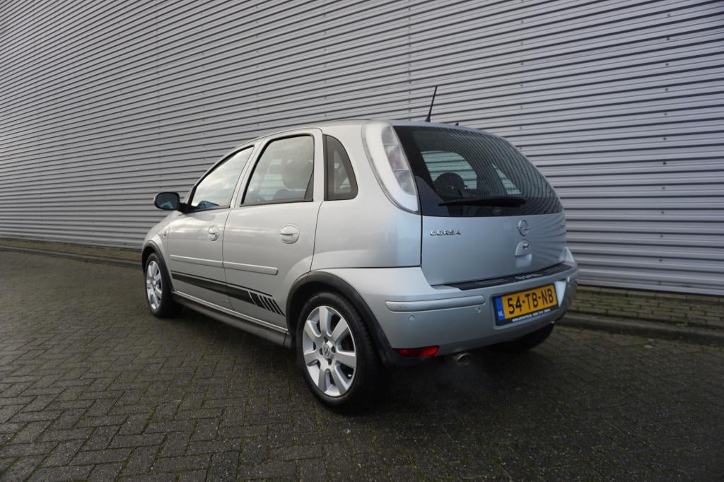 Opel Corsa 1.2-16v silverline airco / elektr. ramen / parkeersens. / lm vel