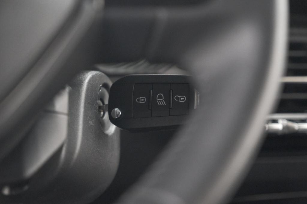 Peugeot 208 puretech 100 allure | apple carplay | parkeersensoren | climate