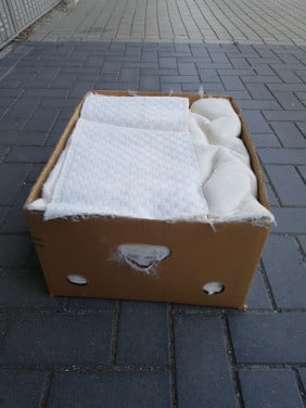 De laatste dozen met nieuwe poetsdoeken per bananendoos vol 5 euro