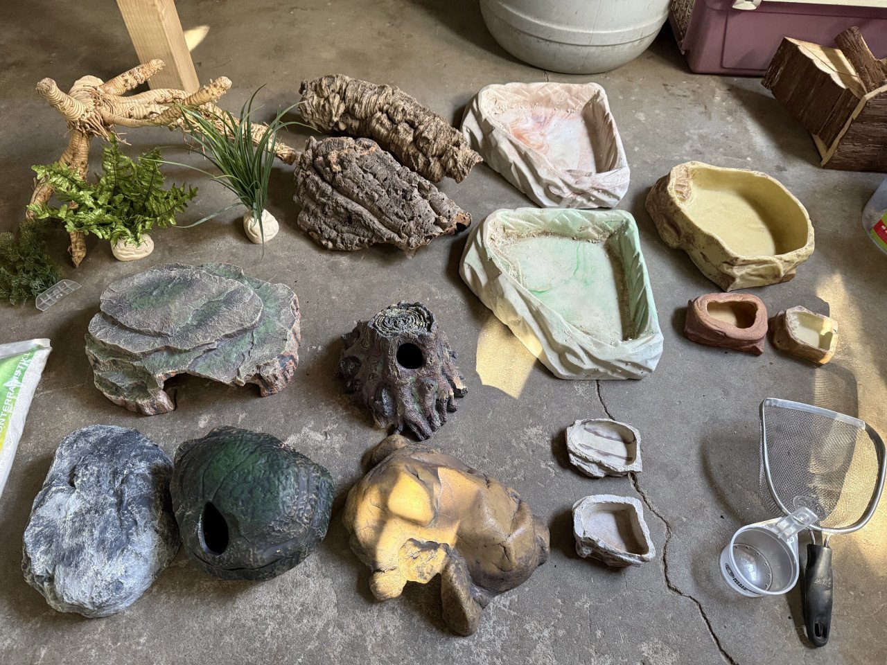 Stelling met 4+2 terrariums en toebehoren (zie omschrijving).