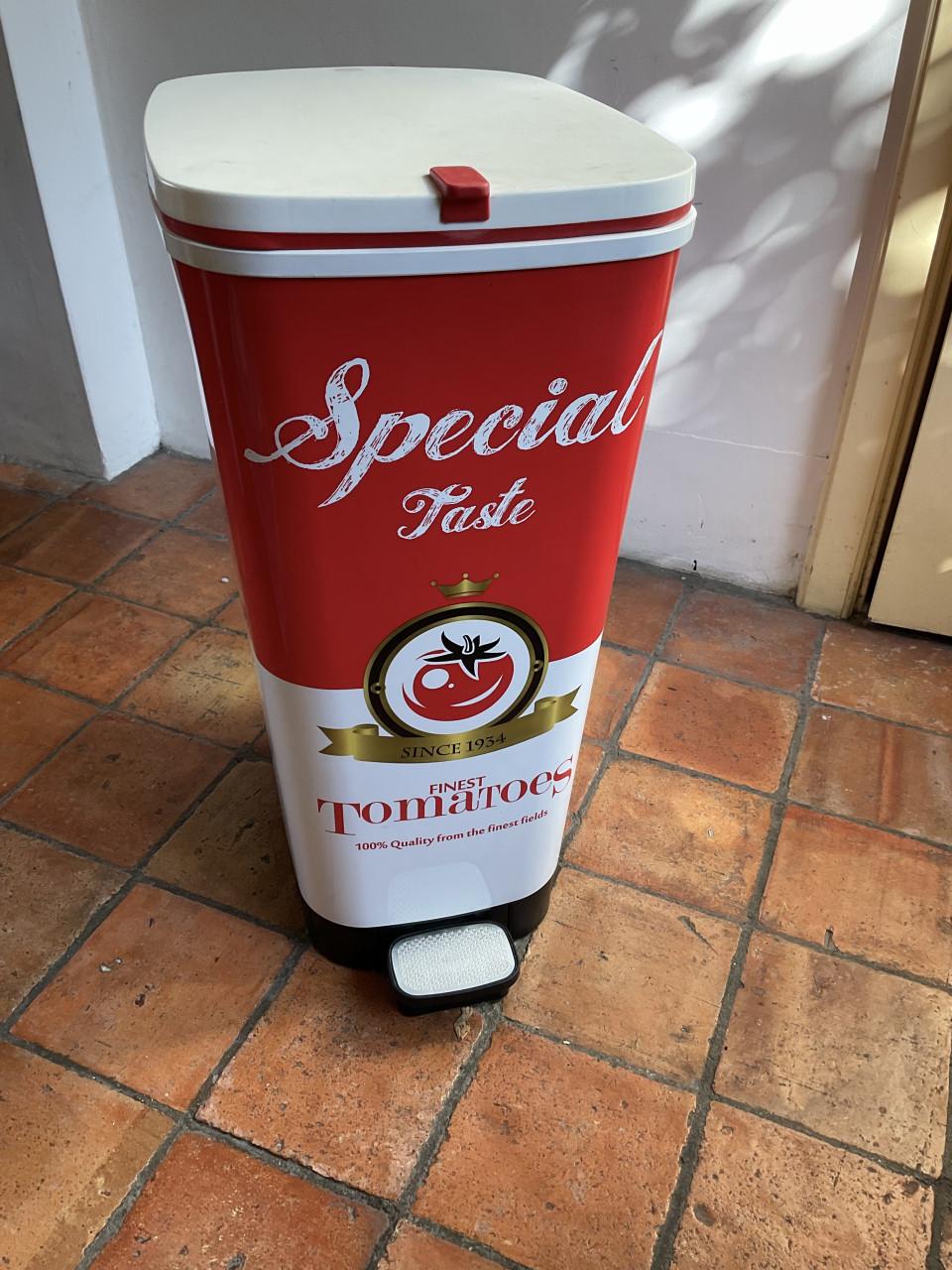 Afvalemmer ( Tomaten pasta )