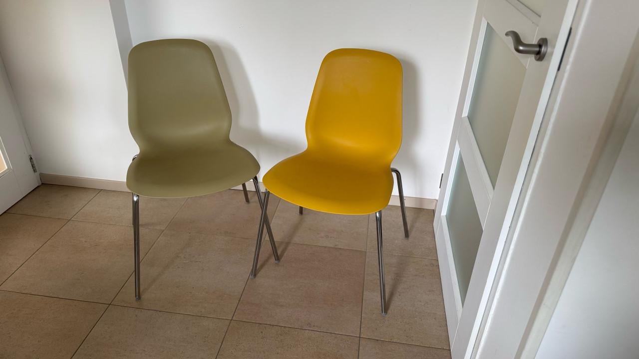 2 kunstof ikea stoelen