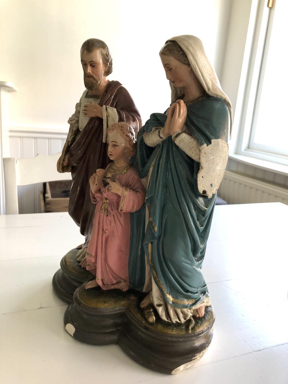 Mooi oud brocante heilig familiebeeld met Maria, Jozef en kindje Jezus