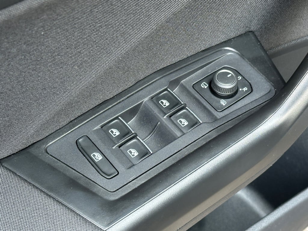 Volkswagen T-roc 1.5 tsi 150pk sport | led | dode hoek | trekhaak | carplay