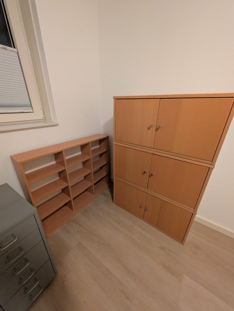 Thuiskantoor: Degelijk hoekbureau en kastjes