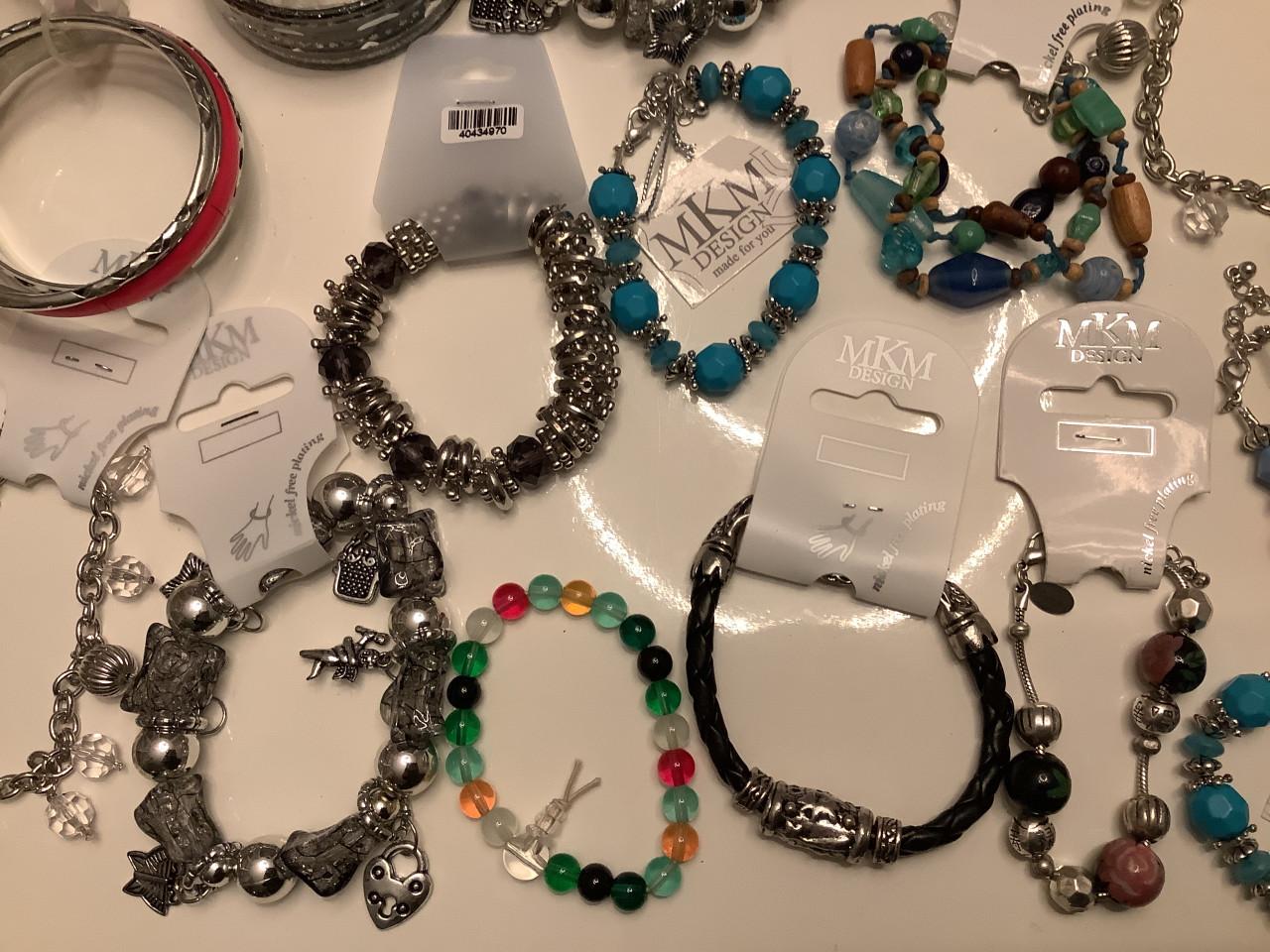 Partij mooie armbanden. ( partij 13)