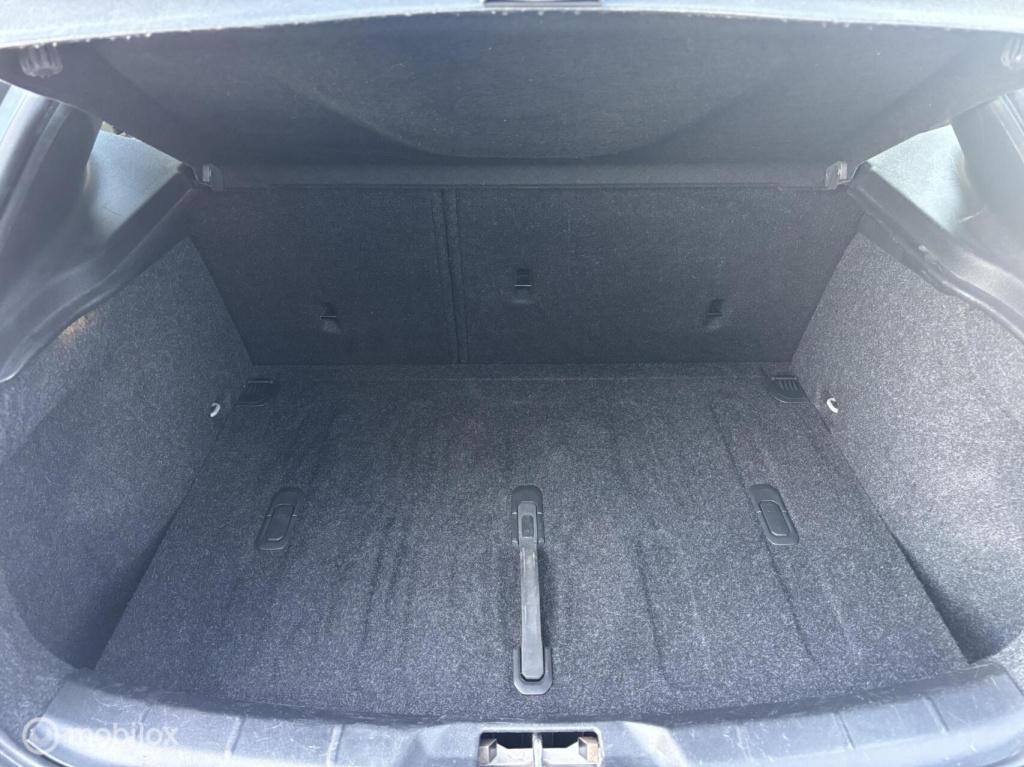 Volvo V40 cross country 2.0 t3 momentum