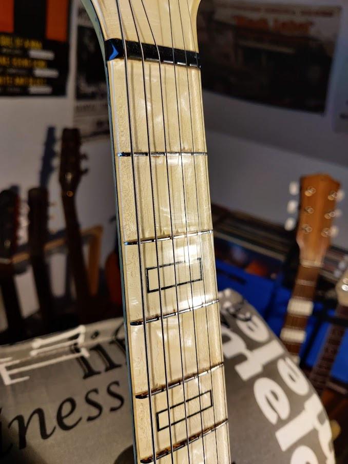 Real vintage Hagstrum De Luxe , eigenzinnig en hard to find.