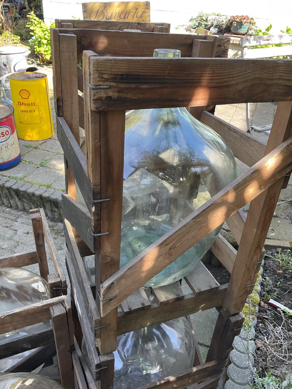 Oude gistflessen in krat ( 25 ltr. )