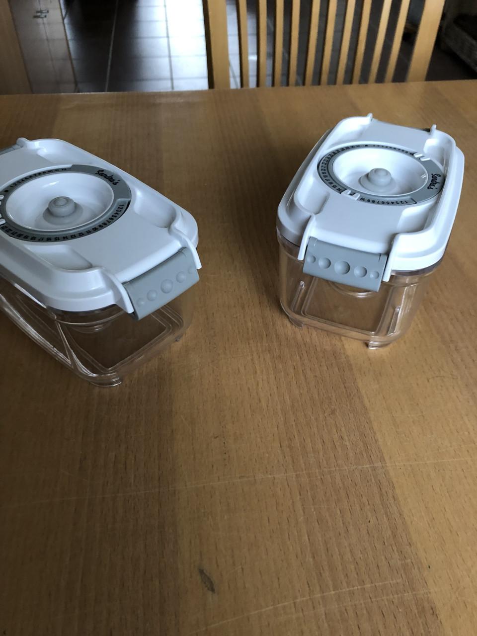 Te koop set voorraaddozen met pomp.(nieuw).