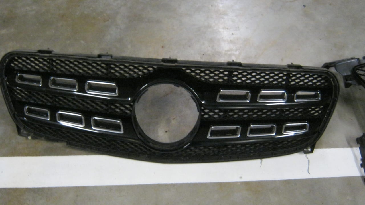 Te koop mercedes gril 2 x voor gla en slk mogen allebij weg voor 50 euro