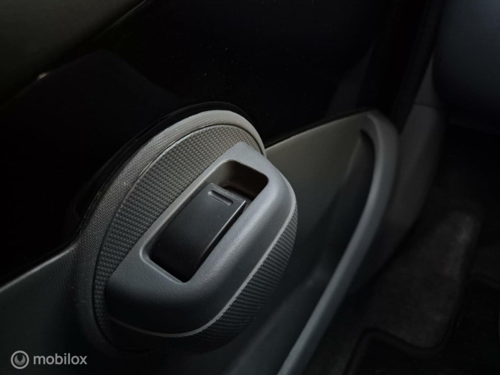 Peugeot 107 1.0-12v / 5-deurs / airco