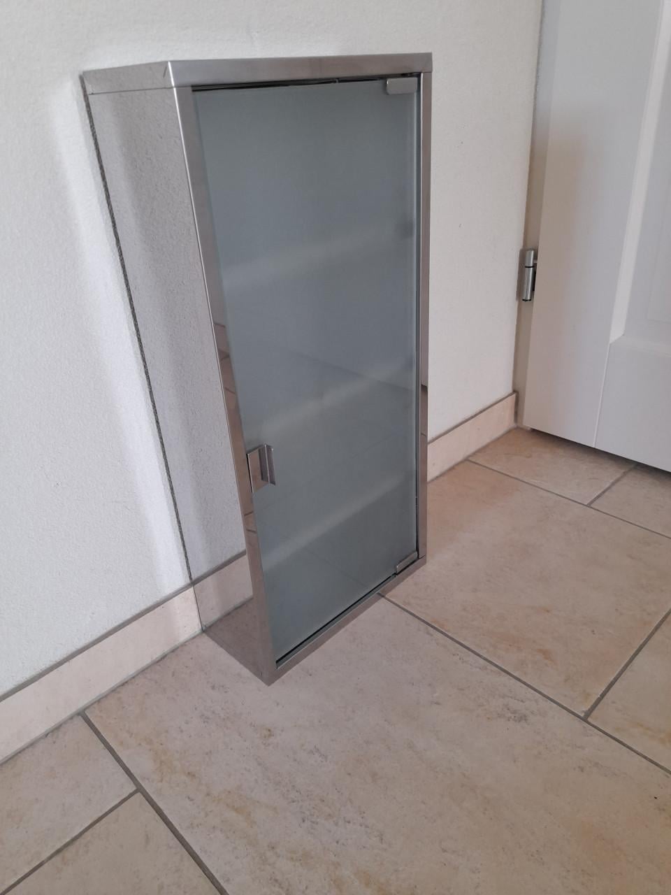 Medicijn kastje  27B x 57H x 12D ( in goede staat )