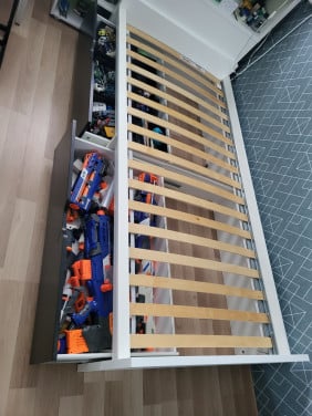 Eenpersoonsbed met laden