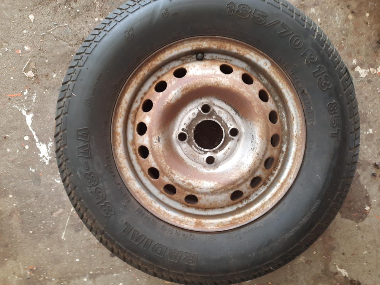 Reservewiel aanhanger kar aanhangwagen. 2 verschillende types