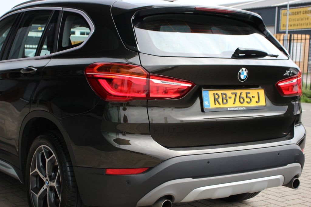 BMW X1 sdrive20i corporate lease executive | led | half leder | pdc |