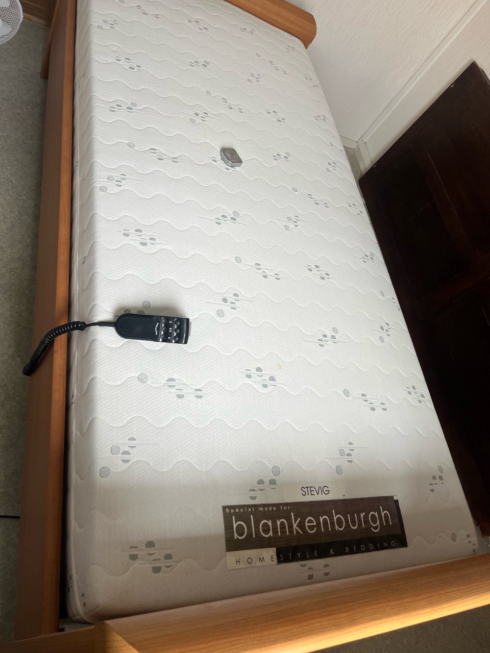 Elektrisch verstelbaar bed zo goed als nieuw