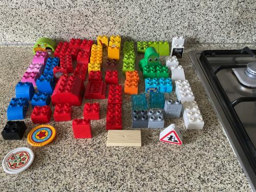 Lego Duplo.     72 stenen in alle kleuren en maten.