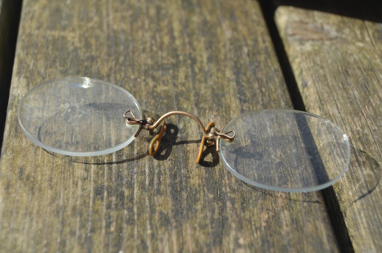 Antiek brilletje 'pince-nez' + etui in matige staat.