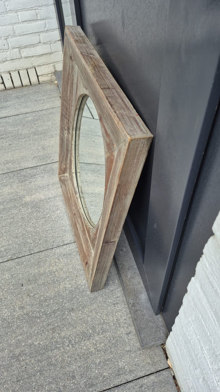 Mooie spiegel in houten lijst