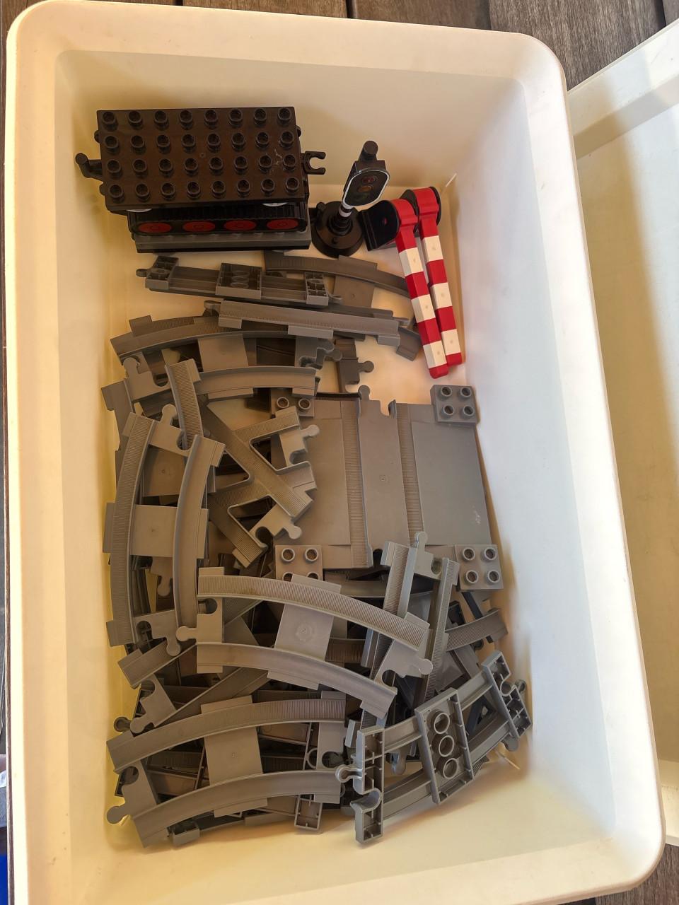 LEGO DUPLO treinrails (31 stuks) + overweg + accessoires