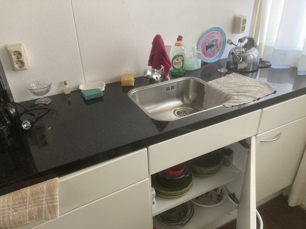 Mooie keuken met zwart granieten blad