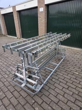 Professionele garderoberekken op transportkar.