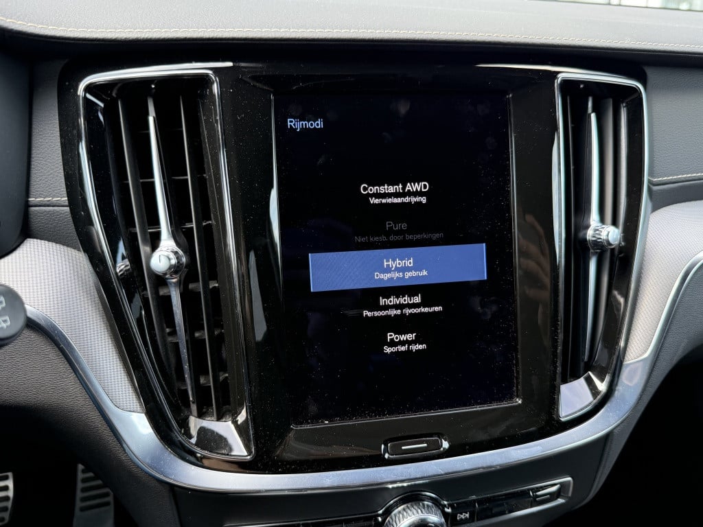 Volvo V60 t6 340pk recharge r-design| panodak| adap.cruise| 360 camera