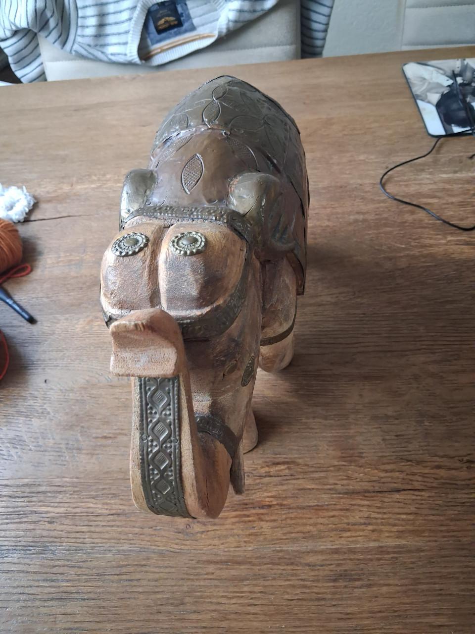 Oude handgesneden olifant 26 hoog 35 cm breed