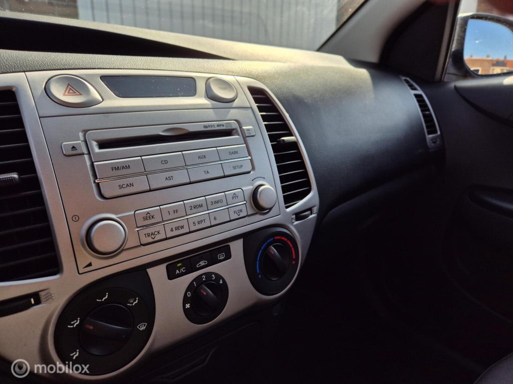 Hyundai I 20 1.2i dynamicversion / 5-deurs / dealeronderhouden/ airco / par