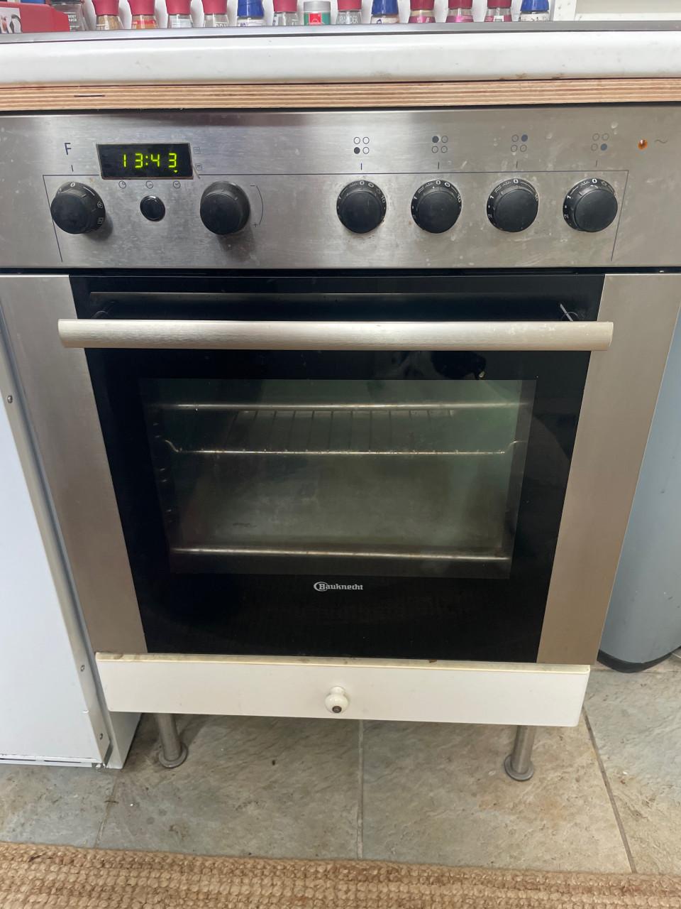 Oven met kookplaat van Bauknecht om weg te geven