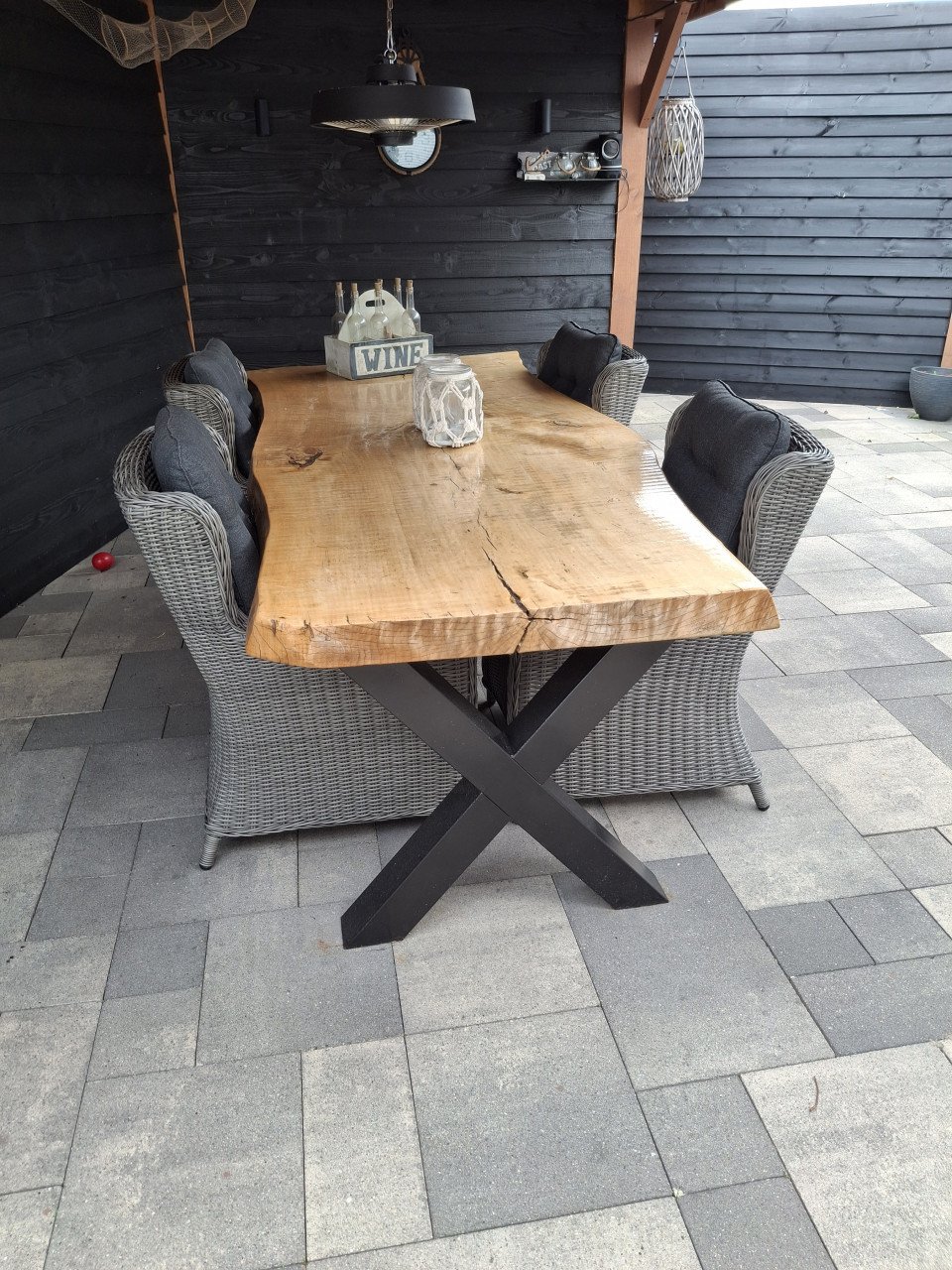 Prachtige Boomstamtafel met 4 nieuwe diningstoelen