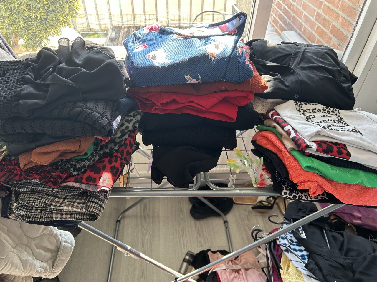 Meer dan 100 stuks dames kleding!