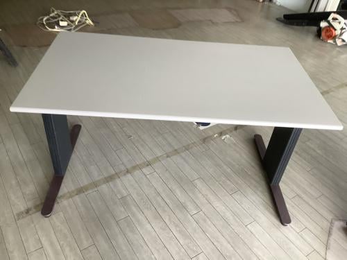 Nette bureautafel van 138x79cm. En Bureaustoel