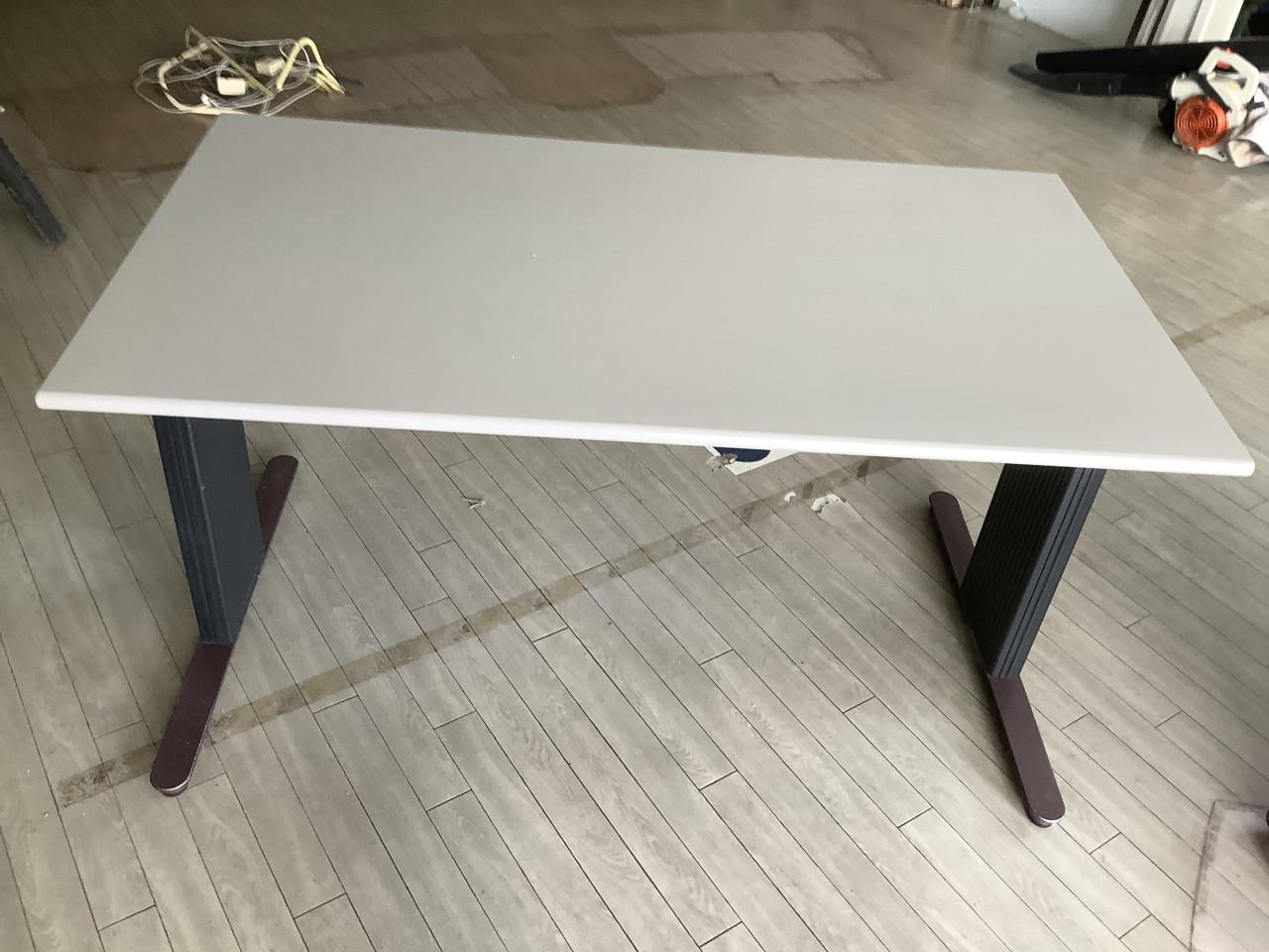 Nette bureautafel van 138x79cm. En Bureaustoel