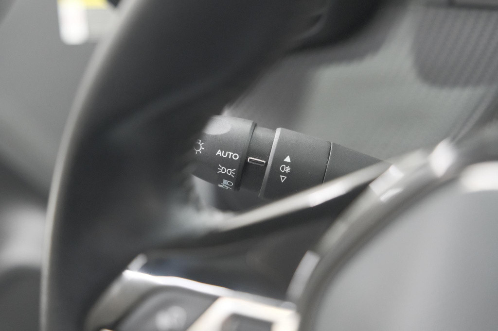 Peugeot 208 puretech 100 allure | camera | navigatie | apple carplay | park