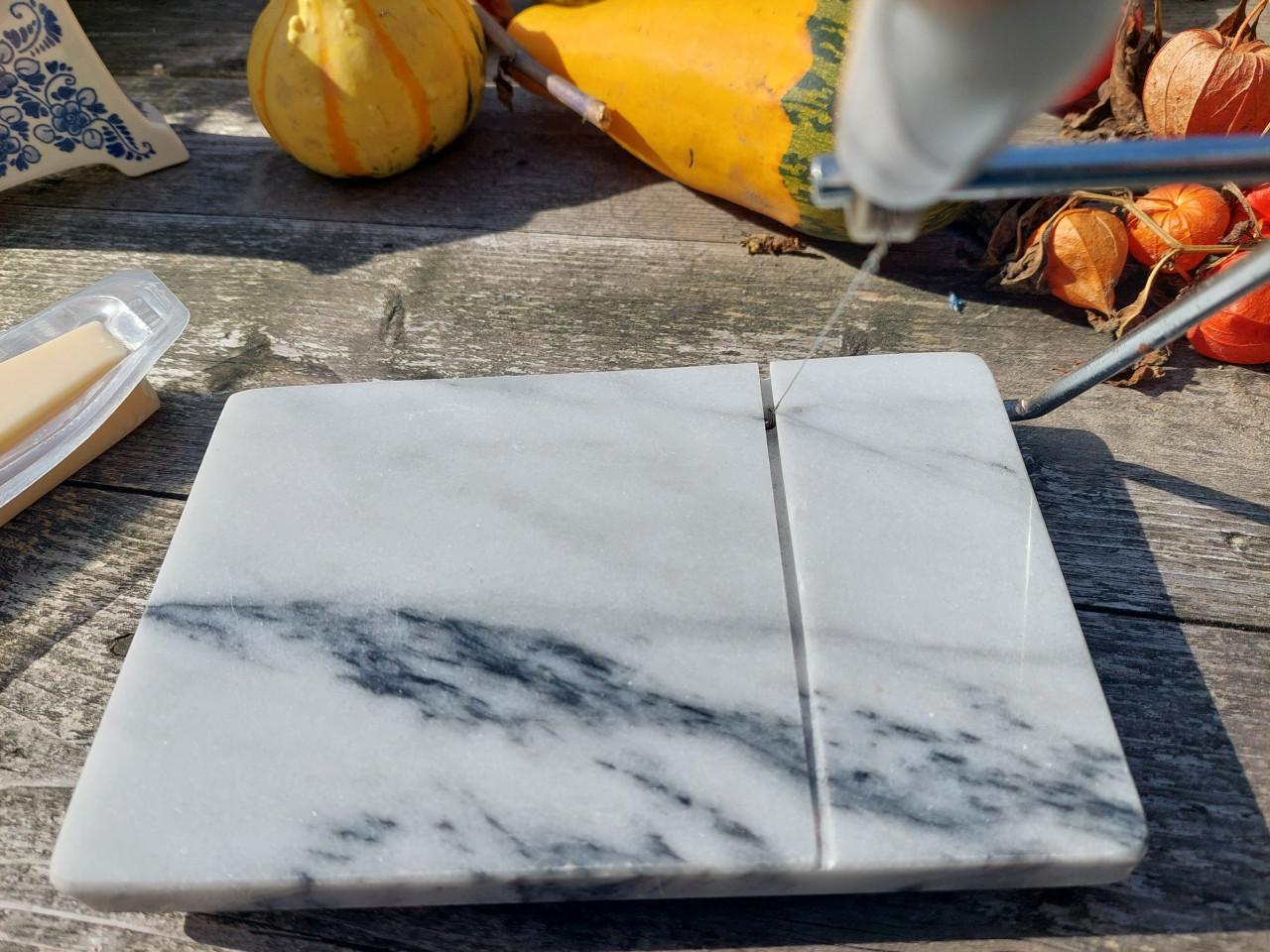Marmeren (kaas)snijplank met reserve zaagje