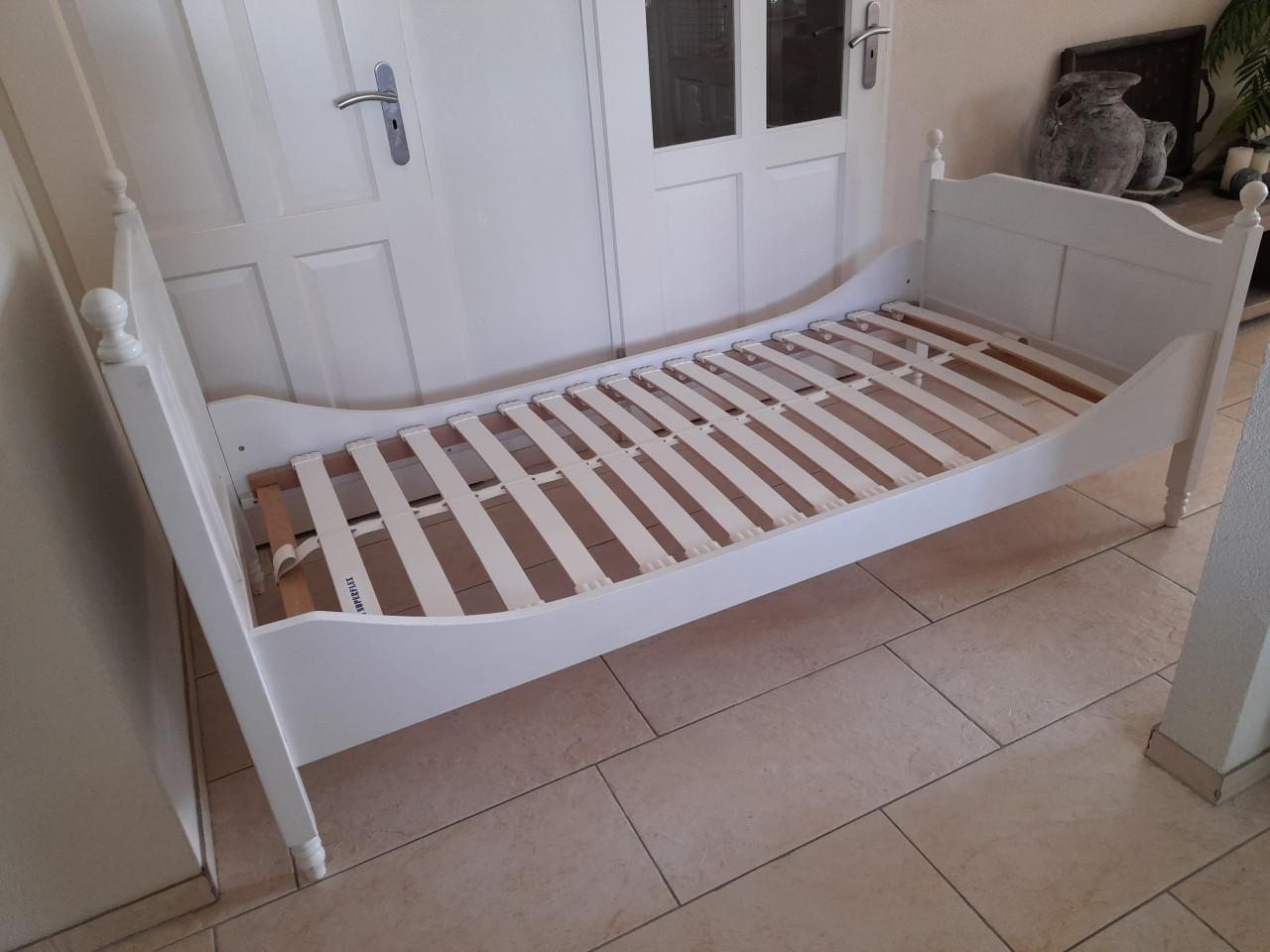 1 Persoons massief houten bed  90 x 200 (in goede  staat)