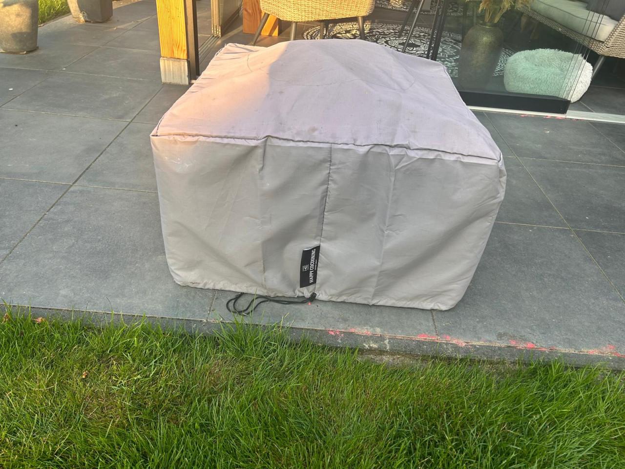 Buiten terras Open Haard met bijzet tafel voor de gasfles.