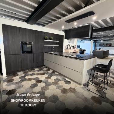 Luxe design showroomkeuken met kookeiland – showroommodel