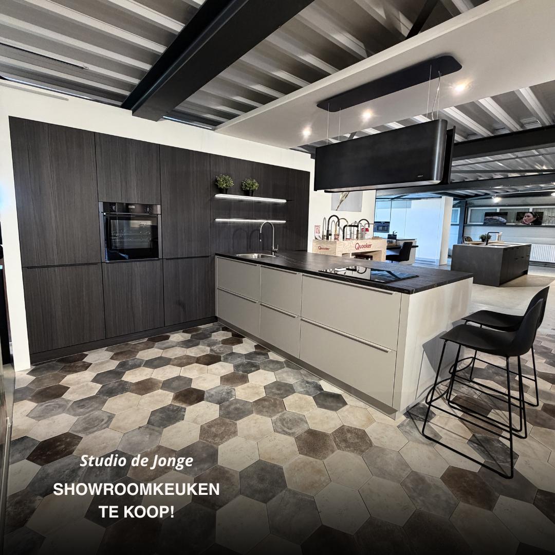 Luxe design showroomkeuken met kookeiland – showroommodel