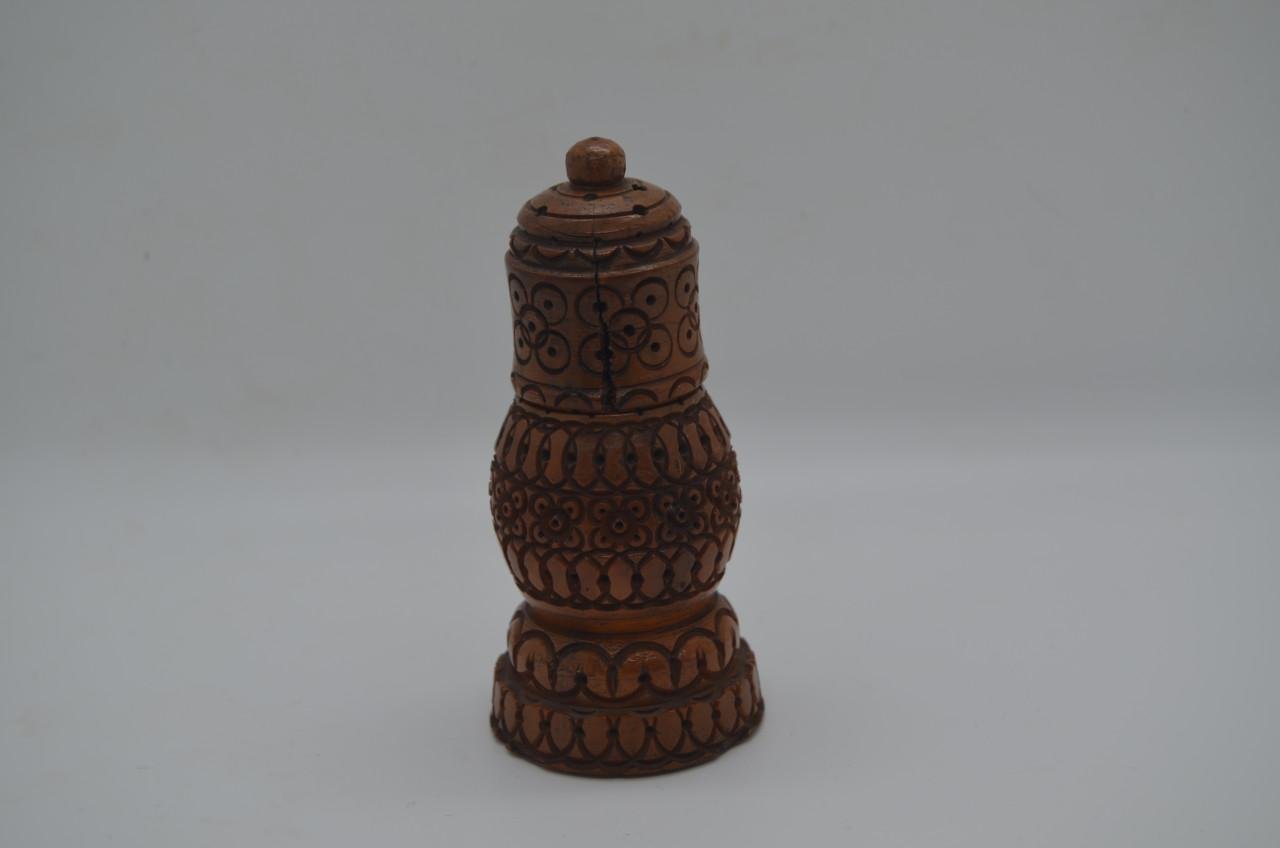 Handgesneden coquilla noten strooiers en pomanders (1)