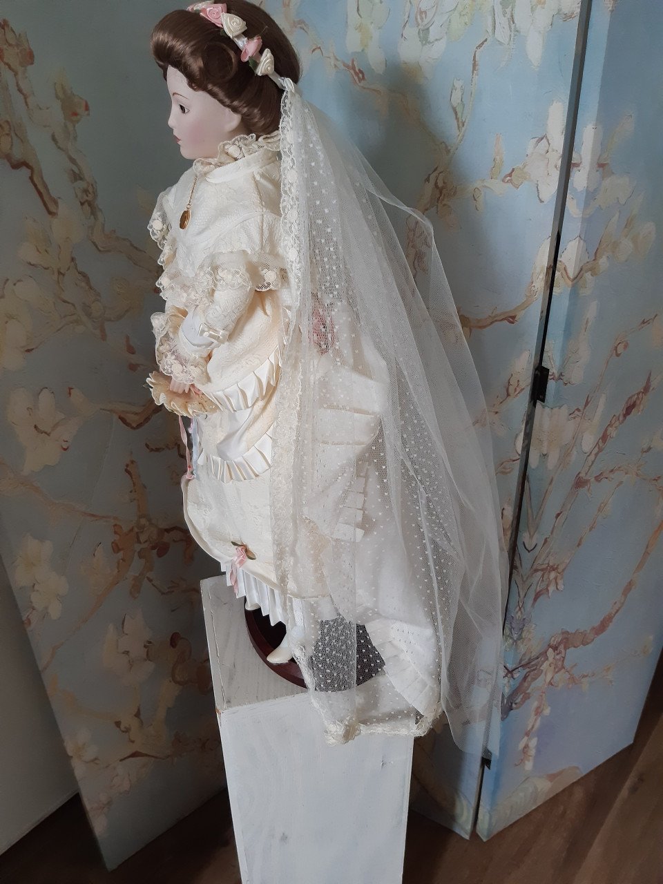 OUde pop met Victoriaanse kleding